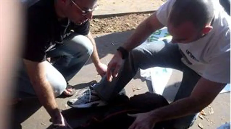 חברי אם תרצו מסייעים למסתנן שהתעלף