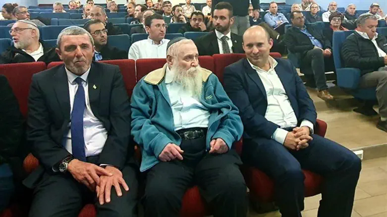 בנט והרב פרץ עם הרב דרוקמן במהלך הכנס