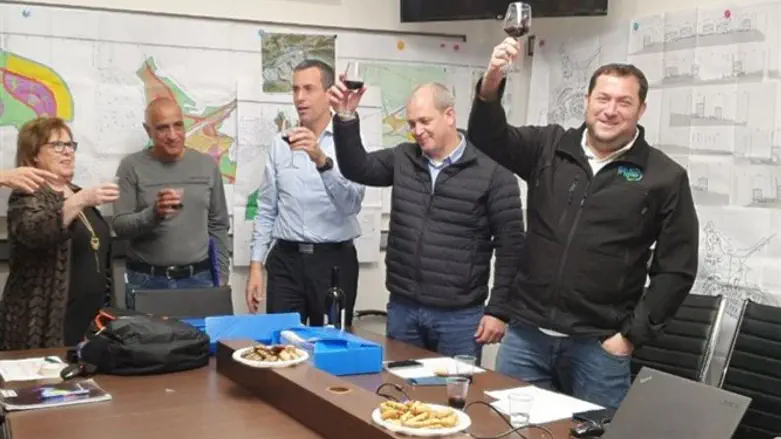 מרימים כוסית לרגל האישור