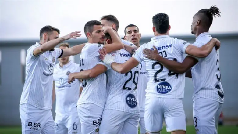 שחקני מכבי חוגגים גול הערב