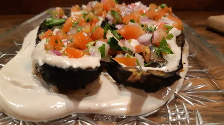 חציל שרוף עם בשר ועגבניות