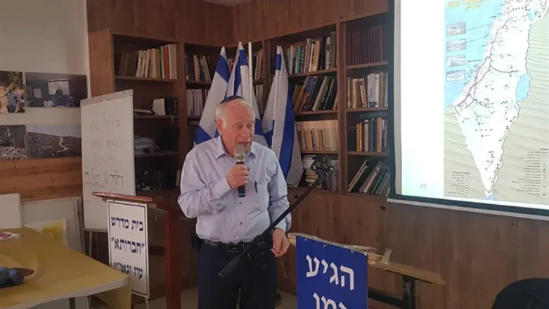 אברהם שבות בהרצאתו