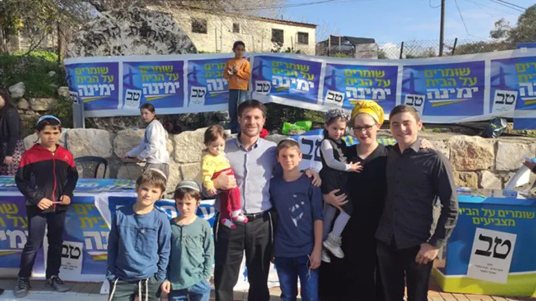 Бецалель Смотрич с женой и детьми идет на выборы