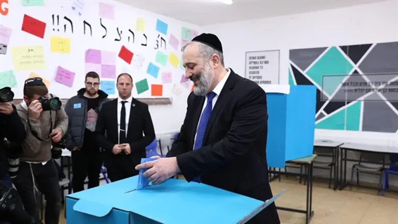 Арье Дери на избирательном участке