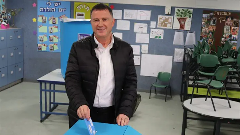 Йоэль (Юлий) Эдельштейн на избирательном участке