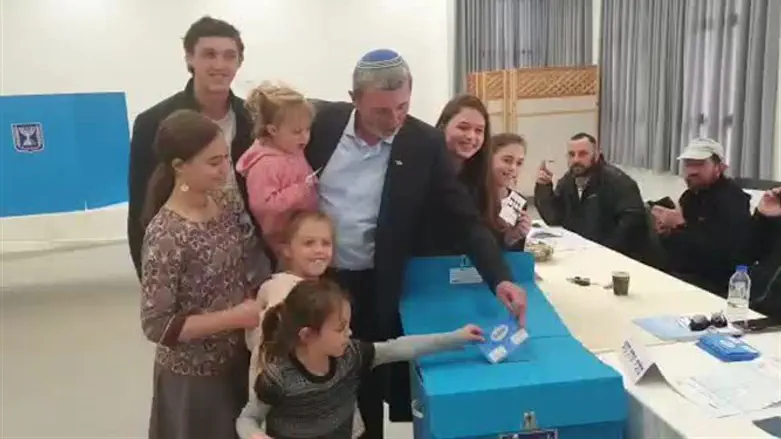 Раввин Рафи Перец с семьей на избирательном участке
