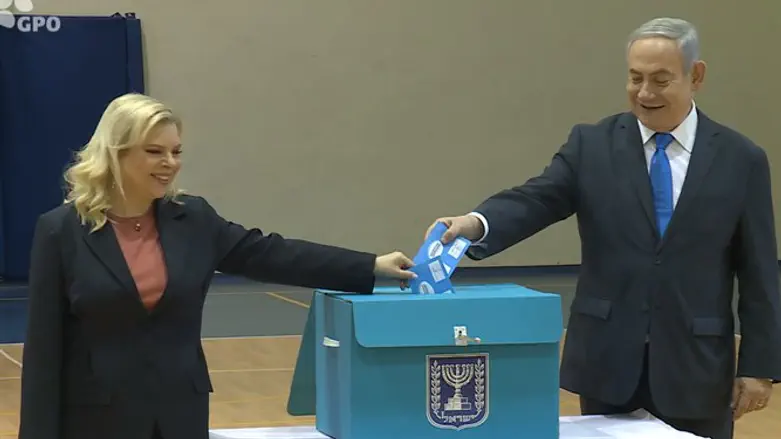 נתניהו ורעייתו מצביעים