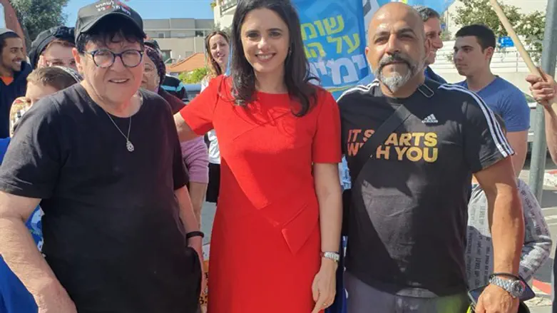 Паз, Шакед и Аврахами