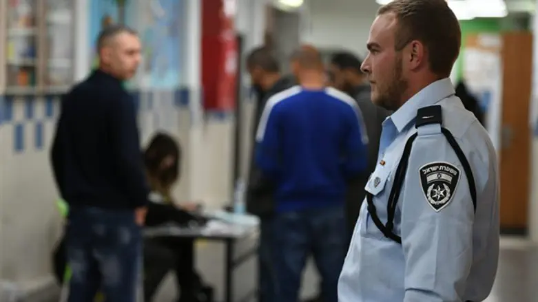 Полицейский на избирательном участке