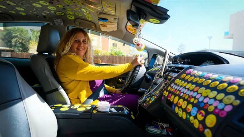 איריס אלקלעי, נהגת 'מונית החיוכים'