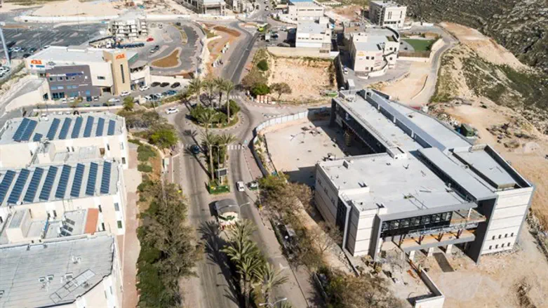 עיקר ההכנסות בישראל הן מארנונה לעסקים. אזור התעשייה בבנימין