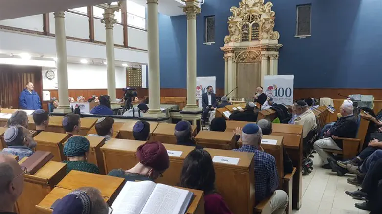 ד"ר עוזי פוקס משוחח עם הרב יעקב מדן 