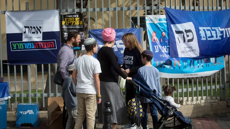 אזרחים ליד קלפי בתל אביב