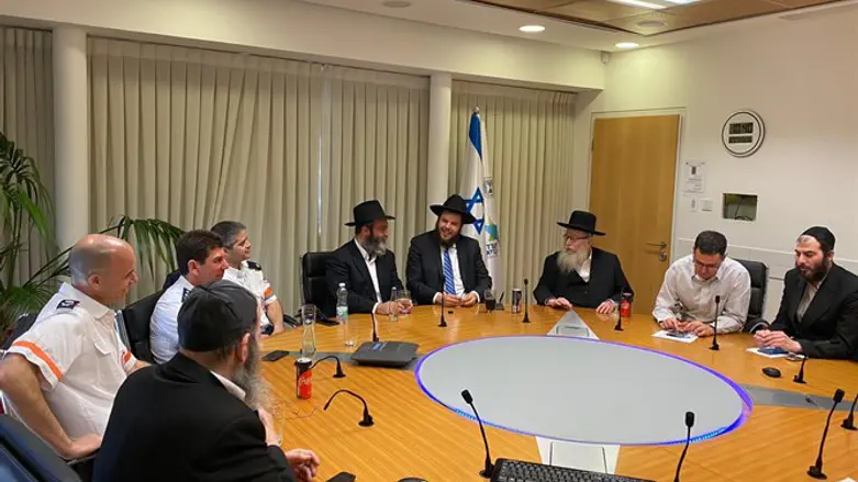 ראשי 'צעירי חב"ד' עם בכירי משרד הבריאות