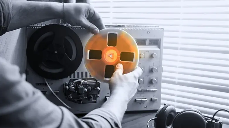 3,816 האזנות סתר בשנה