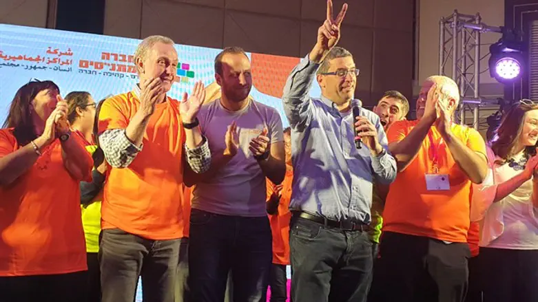 חוגגים יובל