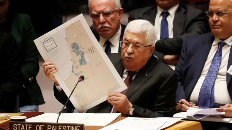 אבו מאזן עם מפת תוכנית המאה