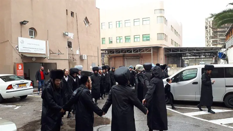 ארכיון, אנשי יד לאחים מפגינים