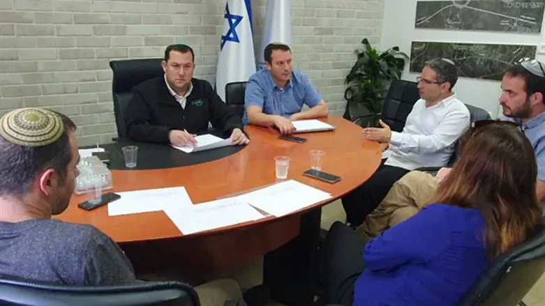 Совещание в офисе Йоси Дагана