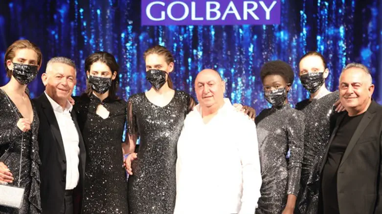 מחווה למלחמה בנגיף הקורונה בתצוגת האופנה של גולברי