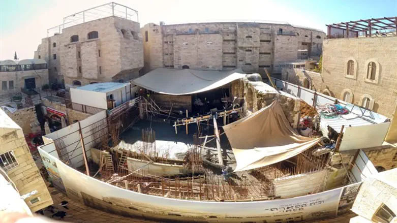 יציקת הרצפה לבית הכנסת תפארת ישראל