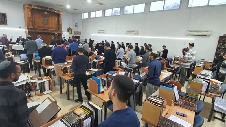 תפילה לעצירת הקורונה בישיבת ראשל"צ