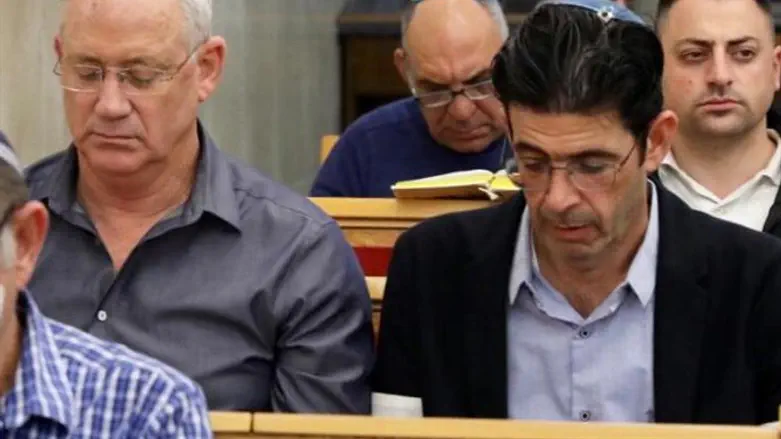 גנץ בבית הכנסת