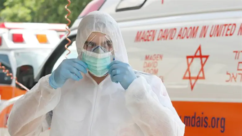 מסיכה וחליפת מגן