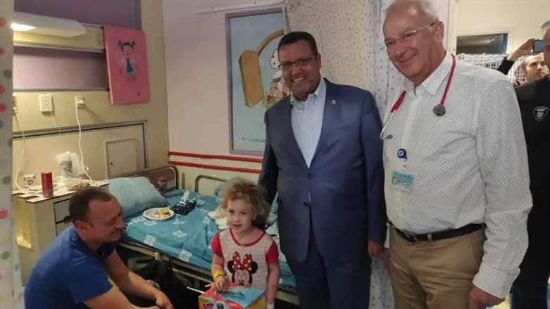 מימין: פרופ' כרם, ליאון ושקד גואל בת ה-4