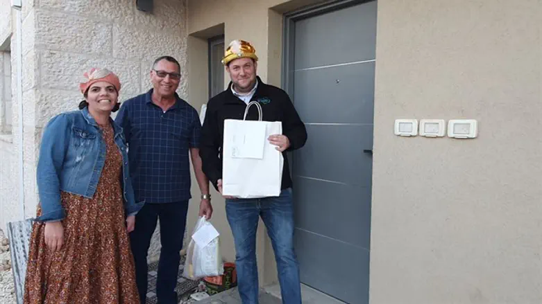 יוסי דגן עם משלוח המנות, סמוך לבית משפחה שבבידוד