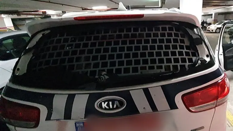 החלונות המנופצים של הניידת