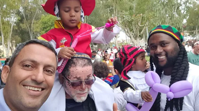 דוידי עם התושבים