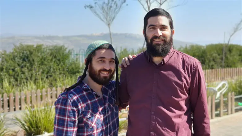 מימין: אברהם בנימין וצבי סוכות