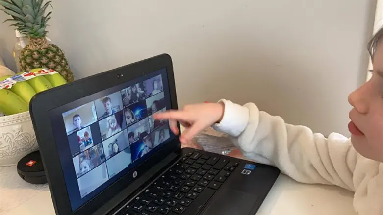 כיתה בניו יורק בבידוד, לומדת און-ליין