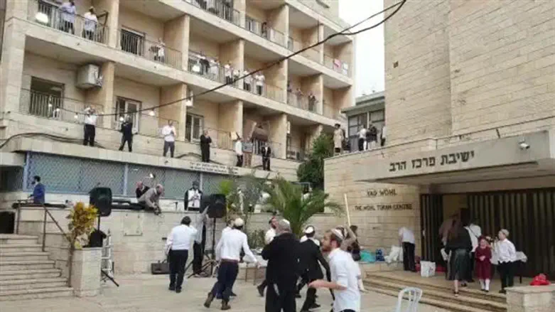 Merkaz HaRav Yeshiva wedding during coronavirus pandemic