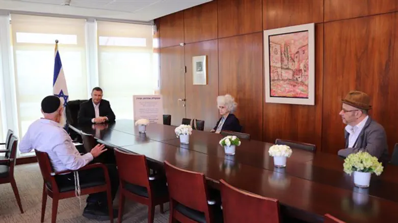 קובי אוז, רות גביזון והרב מדן בפגישה עם אדלשטיין