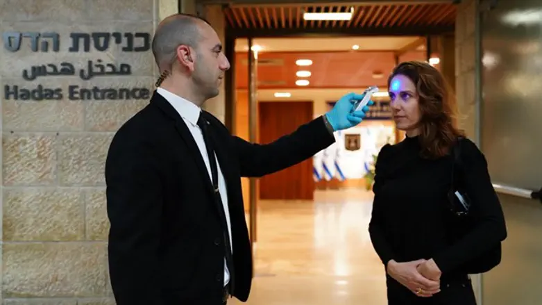 בדיקת חום בכניסות למשכן הכנסת