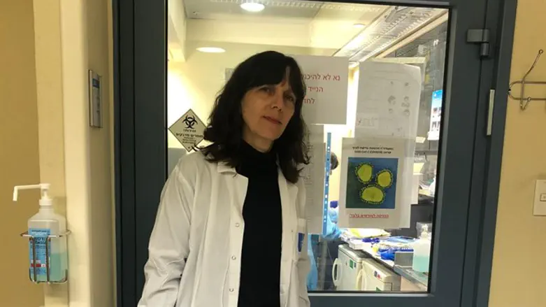 פרופ׳ דנה וולף בכניסה למעבדות