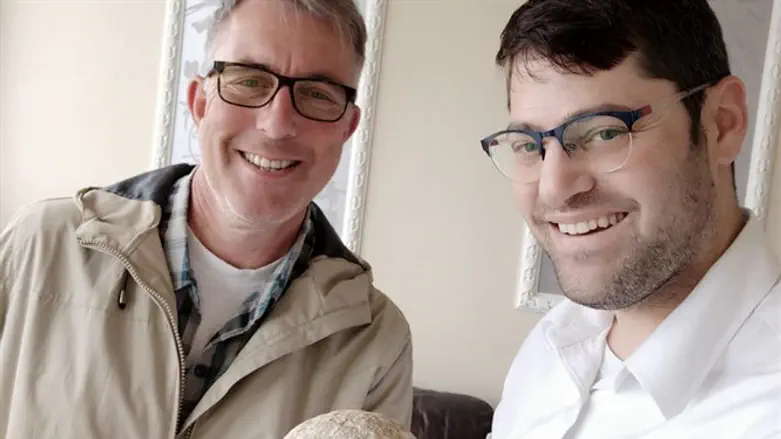 משה מנס ועוזי רוטשטיין עם כדור הבליסטרה