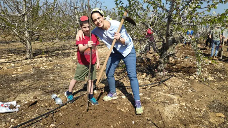 שרה ב"ק עם בנה