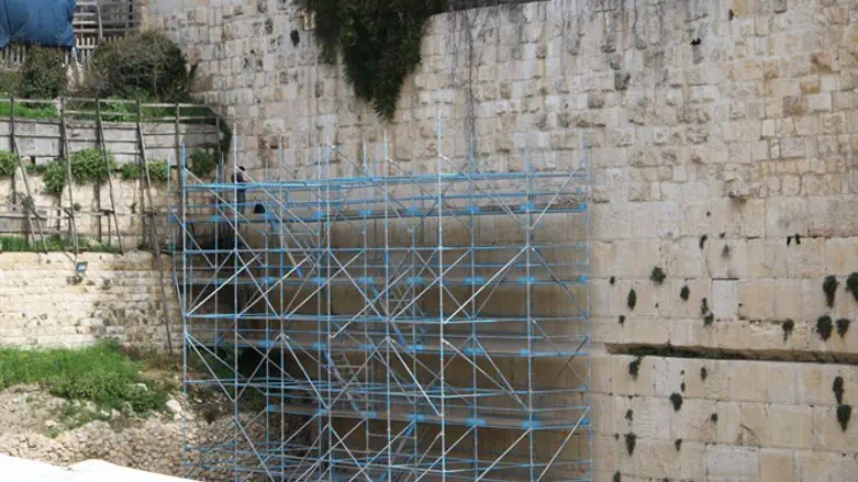 עבודות החיזוק באזור האבן שנפלה. ארכיון
