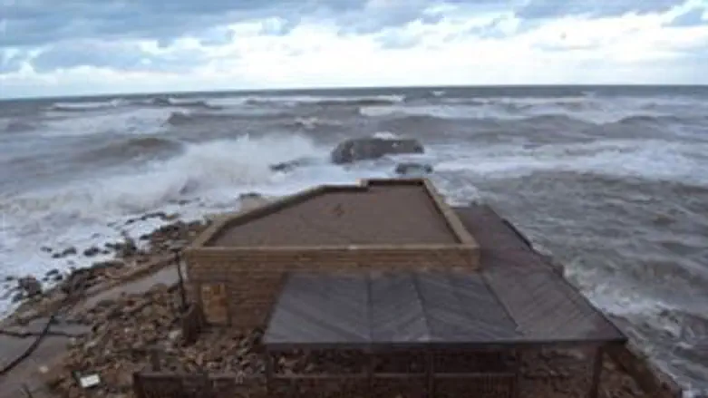 החזיק מעמד 200 שנה וקרס כעת. חוף קסריה