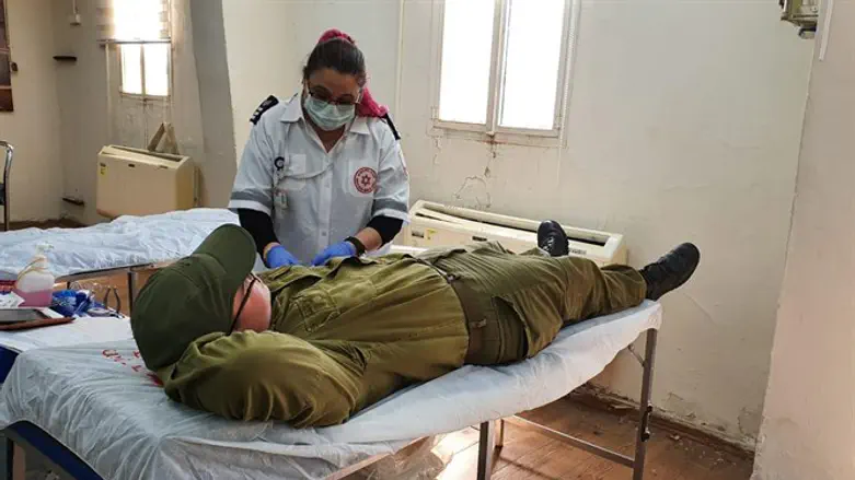 חייל מחטיבת בנימין תורם דם