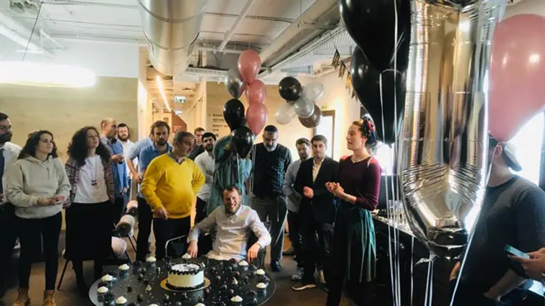 חברי הקהילה חוגגגים