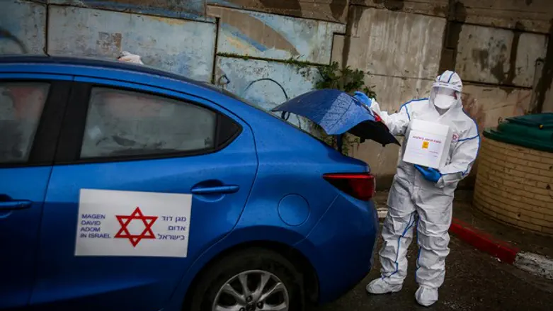 פרמדיק מד"א עם חליפת מגן
