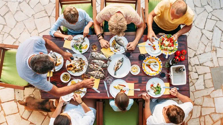 ארוחה משפחתית