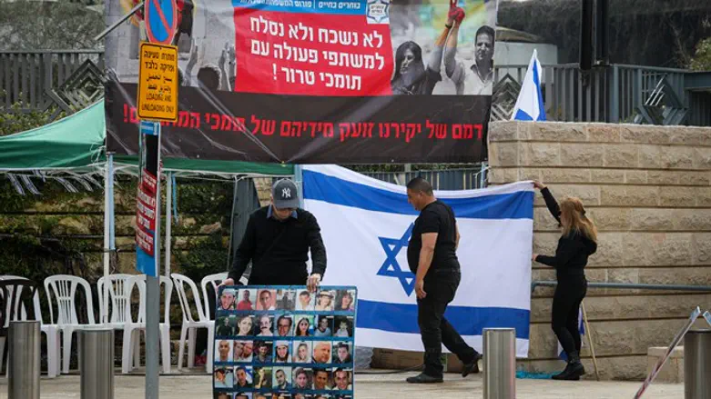 "אפילו השלטים שהנפנו היו במימון אישי שלנו". מחאת המשפחות השכולות