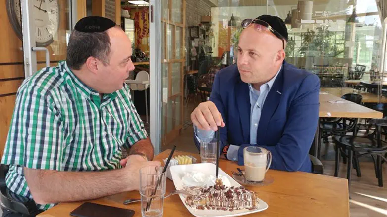 מנחם טוקר מימין