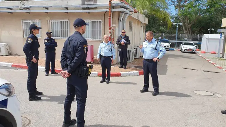 מ״מ המפכ״ל ופגישתו עם השוטרים באזור המרכז