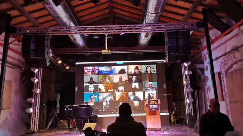 השמאל מציג: הפגנה ווירטואלית